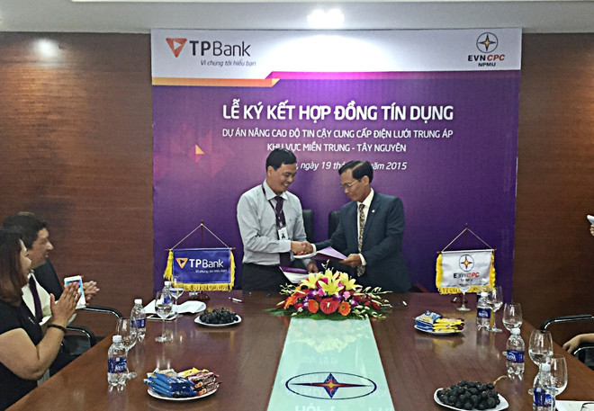 Đại diện Ngân hàng TPBank và Tổng công ty Điện lực miền Trung (EVECPC) ký kết Hợp đồng TPBank và Điện lực miền Trung ký hợp đồng cung cấp tín dụng ảnh 1