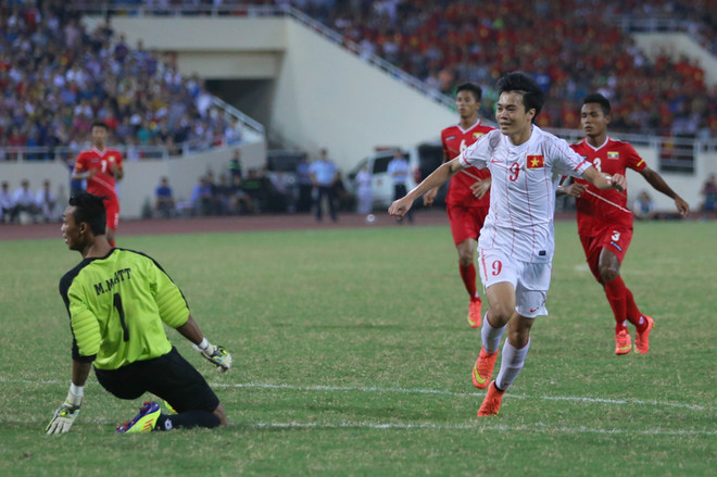 Nụ hôn chiến thắng của Tuấn Anh và bồ câu trắng trên nền trời Mỹ Đình ảnh 6