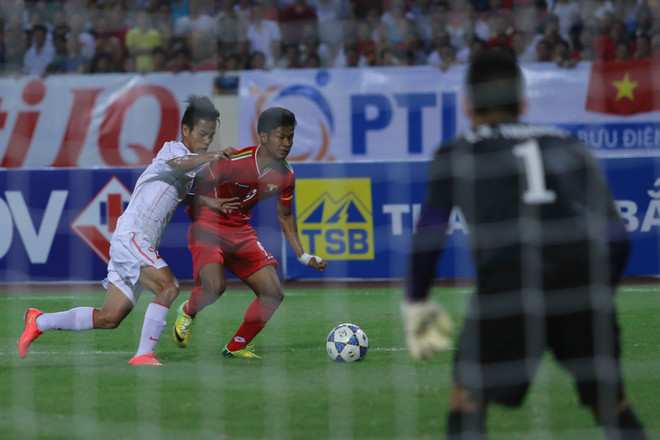 Nụ hôn chiến thắng của Tuấn Anh và bồ câu trắng trên nền trời Mỹ Đình ảnh 2