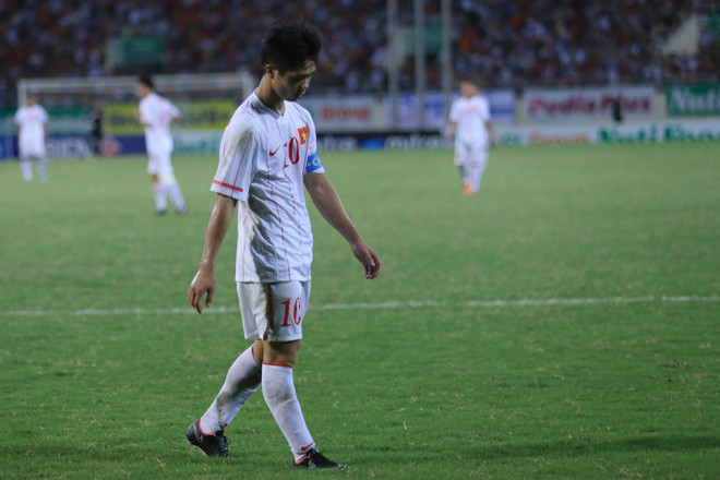 Nụ hôn chiến thắng của Tuấn Anh và bồ câu trắng trên nền trời Mỹ Đình ảnh 12