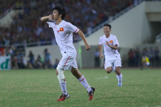 Nụ hôn chiến thắng của Tuấn Anh và bồ câu trắng trên nền trời Mỹ Đình ảnh 1