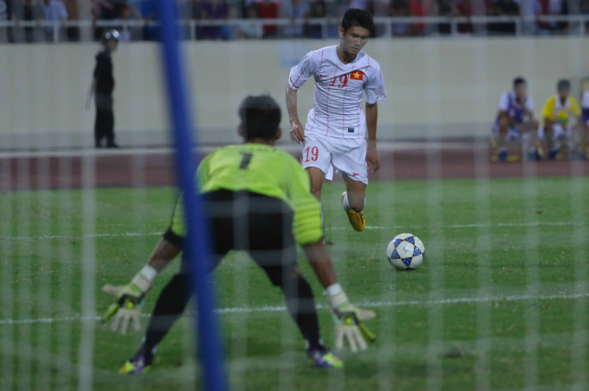 Nụ hôn chiến thắng của Tuấn Anh và bồ câu trắng trên nền trời Mỹ Đình ảnh 8