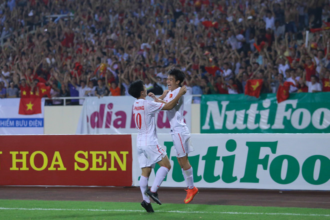 Nụ hôn chiến thắng của Tuấn Anh và bồ câu trắng trên nền trời Mỹ Đình ảnh 7