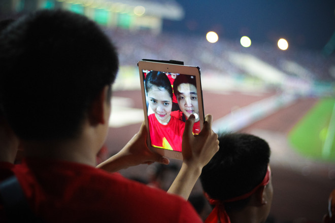 Vì U19 Việt Nam, ‘fan’ Việt cười rạng rỡ khi đến, câm lặng khi về ảnh 7