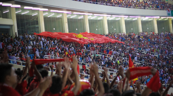 Vì U19 Việt Nam, ‘fan’ Việt cười rạng rỡ khi đến, câm lặng khi về ảnh 5