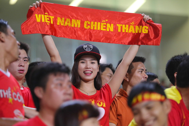 Vì U19 Việt Nam, ‘fan’ Việt cười rạng rỡ khi đến, câm lặng khi về ảnh 8