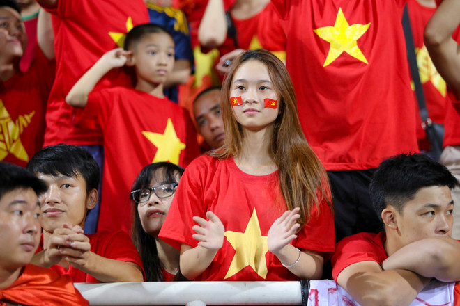 Khán giả buồn bã rời sân sau khi U19 Việt Nam thua trận ảnh 9