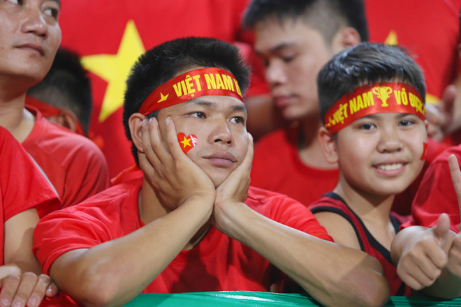 Khán giả buồn bã rời sân sau khi U19 Việt Nam thua trận ảnh 6