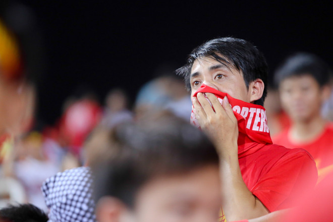Khán giả buồn bã rời sân sau khi U19 Việt Nam thua trận ảnh 13