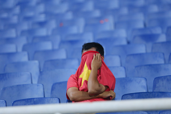 Khán giả buồn bã rời sân sau khi U19 Việt Nam thua trận ảnh 17