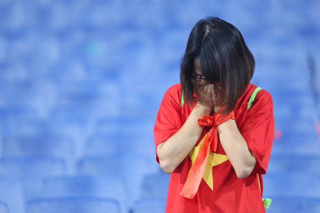 Khán giả buồn bã rời sân sau khi U19 Việt Nam thua trận ảnh 16