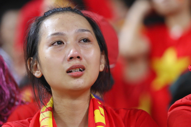 Khán giả buồn bã rời sân sau khi U19 Việt Nam thua trận ảnh 1