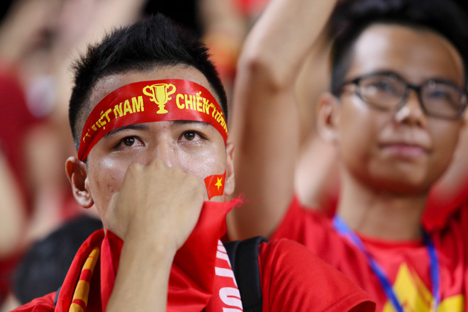 Khán giả buồn bã rời sân sau khi U19 Việt Nam thua trận ảnh 8