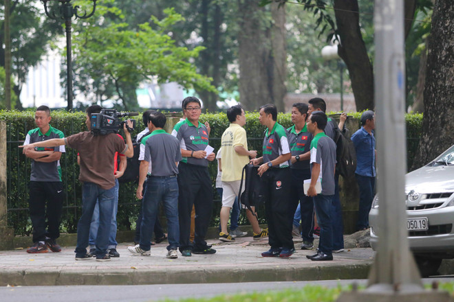 [Photo] U19 Việt Nam dâng hương lên Đại tướng trước khi rời Hà Nội ảnh 1