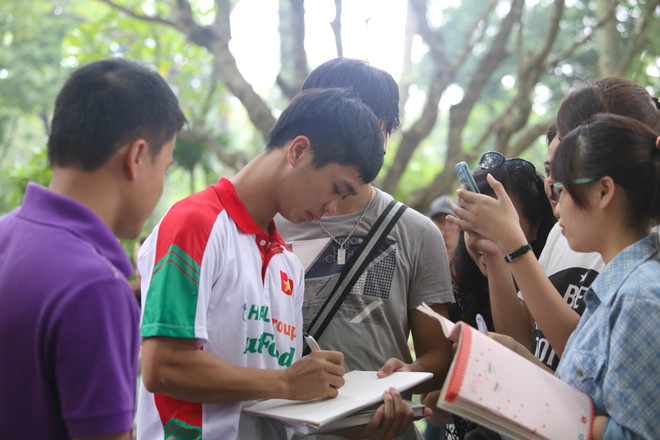 [Photo] U19 Việt Nam dâng hương lên Đại tướng trước khi rời Hà Nội ảnh 9