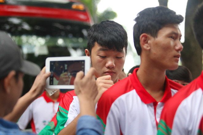 [Photo] U19 Việt Nam dâng hương lên Đại tướng trước khi rời Hà Nội ảnh 2