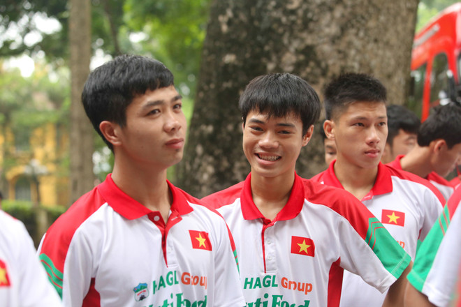 [Photo] U19 Việt Nam dâng hương lên Đại tướng trước khi rời Hà Nội ảnh 3