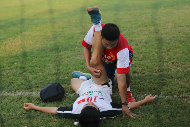 [Photo] Đêm U19 Việt Nam bại trận, Công Phượng đã ở đâu? ảnh 10