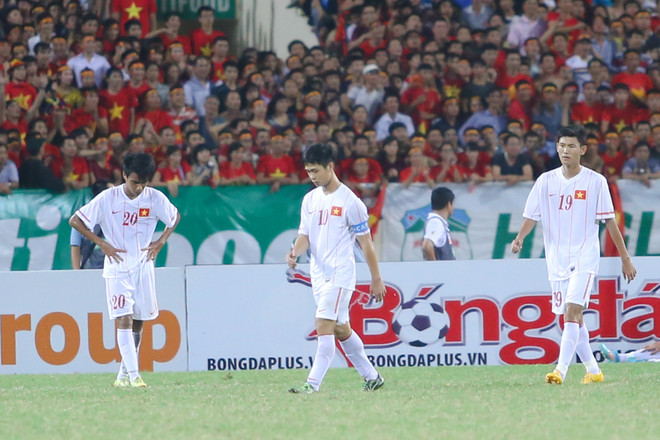 [Photo] Đêm U19 Việt Nam bại trận, Công Phượng đã ở đâu? ảnh 9