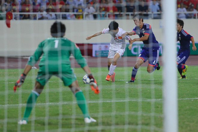 [Photo] Đêm U19 Việt Nam bại trận, Công Phượng đã ở đâu? ảnh 3