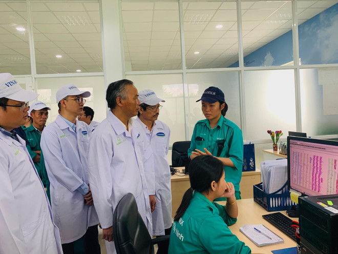 Thứ trưởng Bộ Nông nghiệp và Phát triển Nông thôn Phùng Đức Tiến trao đổi với nhân viên tại phòng điều khiển về các hệ thống phần mềm quản lý trang trại. (Ảnh: CTV) 'Resort' bò sữa Tây Ninh: Hạt nhân xây dựng vùng chăn nuôi bò an toàn ảnh 3