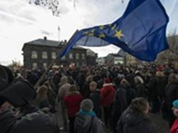 Iceland: Biểu tình rầm rộ phản đối chính phủ từ bỏ EU ảnh 1