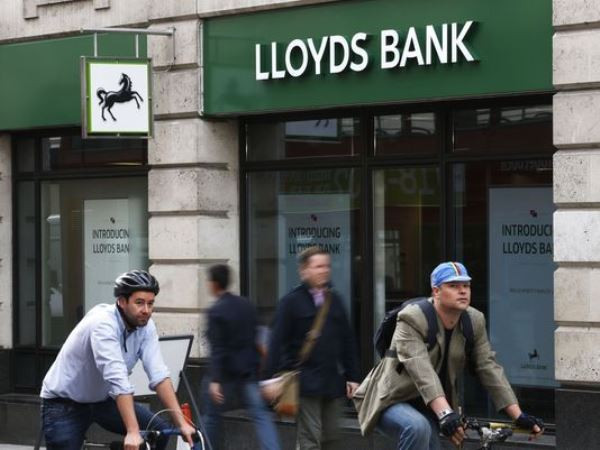 Anh nỗ lực thu lại các khoản chi để "cứu" các ngân hàng ảnh 1