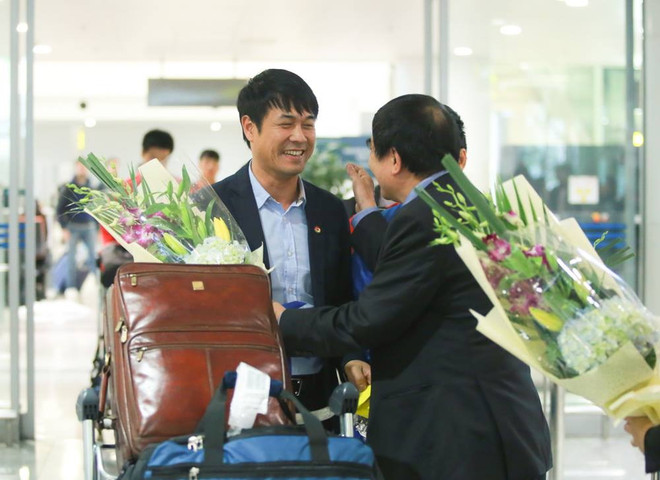 Tuyển Việt Nam trở về Nội Bài sau gần 2 ngày di chuyển liên tục ảnh 1