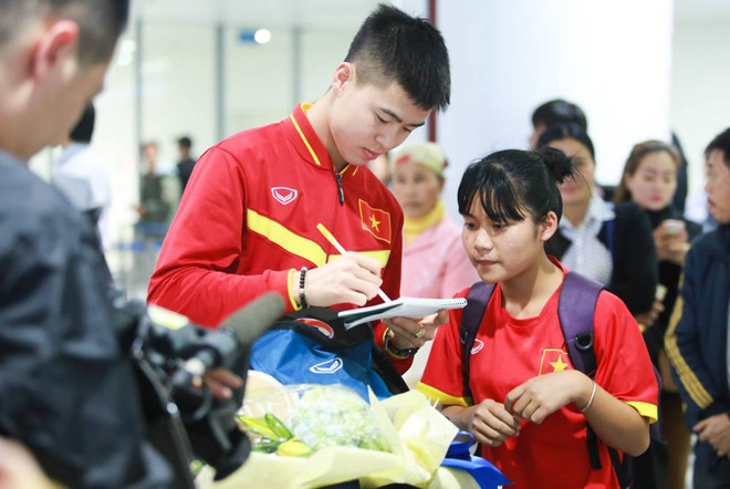 Tuyển Việt Nam trở về Nội Bài sau gần 2 ngày di chuyển liên tục ảnh 4