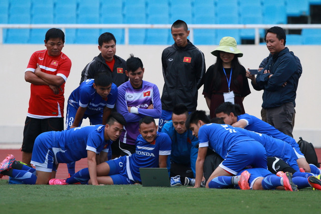 Cầu thủ Việt Nam xem lại trận Iraq để lấy quyết tâm thắng Thái Lan ảnh 2