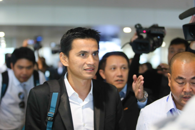 Cổ động viên Thái biến Nội Bài thành sân nhà, Kiatisuk cười rạng rỡ ảnh 5