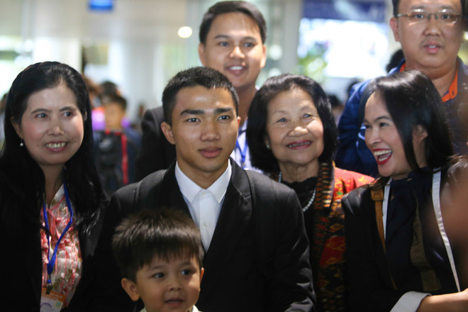 Cổ động viên Thái biến Nội Bài thành sân nhà, Kiatisuk cười rạng rỡ ảnh 8