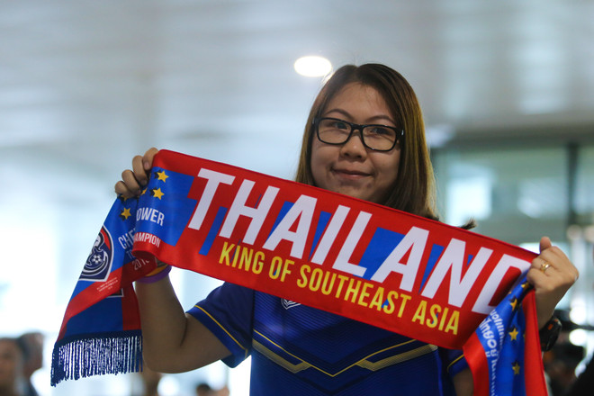 Cổ động viên Thái biến Nội Bài thành sân nhà, Kiatisuk cười rạng rỡ ảnh 3