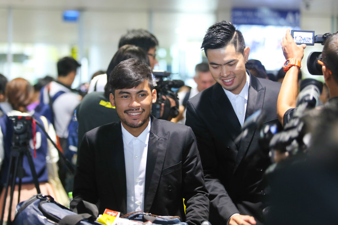 Cổ động viên Thái biến Nội Bài thành sân nhà, Kiatisuk cười rạng rỡ ảnh 6