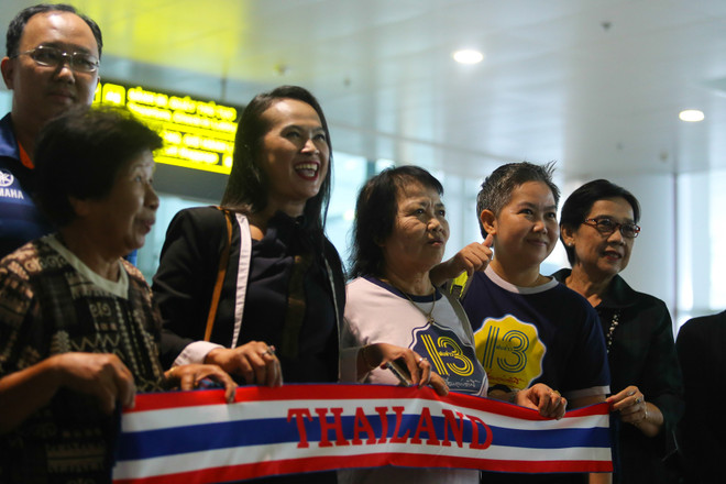 Cổ động viên Thái biến Nội Bài thành sân nhà, Kiatisuk cười rạng rỡ ảnh 2
