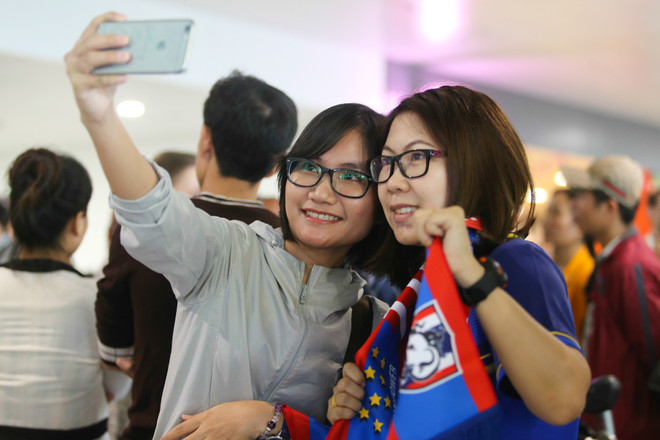 Cổ động viên Thái biến Nội Bài thành sân nhà, Kiatisuk cười rạng rỡ ảnh 4