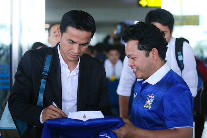 Cổ động viên Thái biến Nội Bài thành sân nhà, Kiatisuk cười rạng rỡ ảnh 1