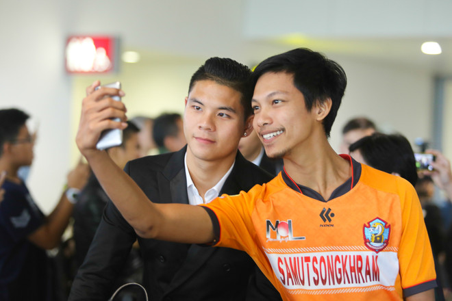 Cổ động viên Thái biến Nội Bài thành sân nhà, Kiatisuk cười rạng rỡ ảnh 7