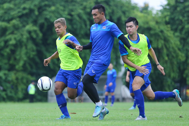 Kiatisak chơi bóng ma thua học trò, bị phạt lộn vòng ở Mỹ Đình ảnh 5