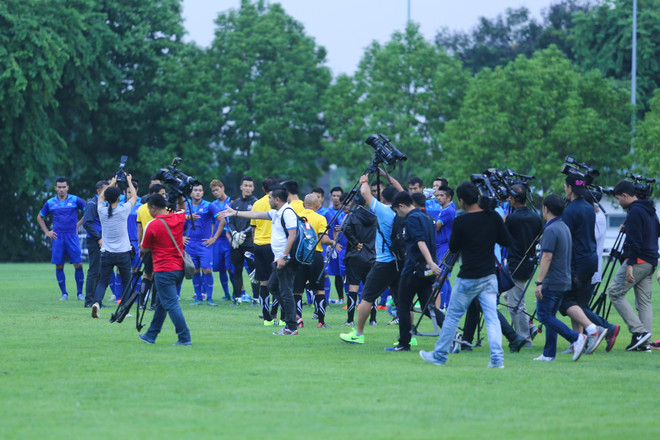 Kiatisak chơi bóng ma thua học trò, bị phạt lộn vòng ở Mỹ Đình ảnh 8