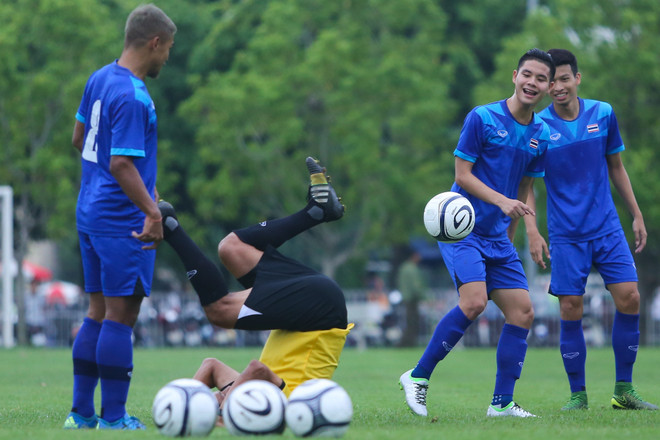 Kiatisak chơi bóng ma thua học trò, bị phạt lộn vòng ở Mỹ Đình ảnh 3