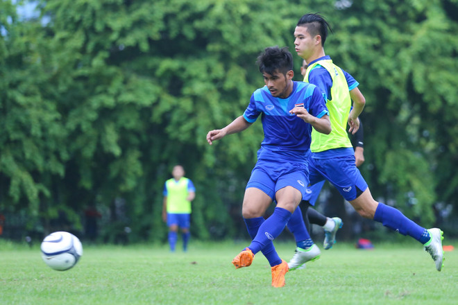 Kiatisak chơi bóng ma thua học trò, bị phạt lộn vòng ở Mỹ Đình ảnh 6