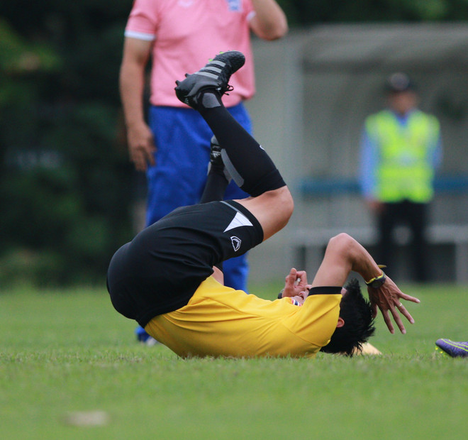 Kiatisak chơi bóng ma thua học trò, bị phạt lộn vòng ở Mỹ Đình ảnh 2