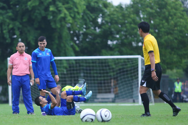 Kiatisak chơi bóng ma thua học trò, bị phạt lộn vòng ở Mỹ Đình ảnh 4