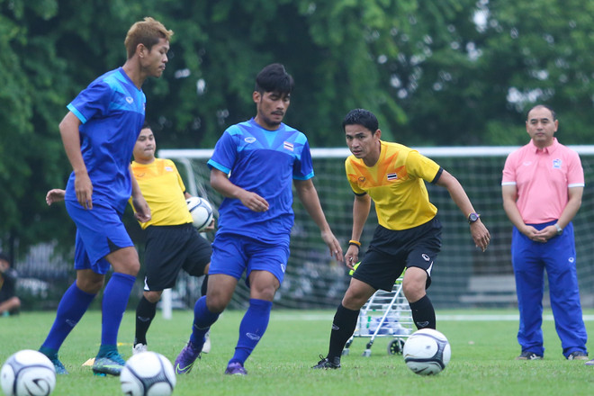 Kiatisak chơi bóng ma thua học trò, bị phạt lộn vòng ở Mỹ Đình ảnh 1