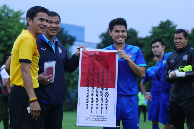 Kiatisak chơi bóng ma thua học trò, bị phạt lộn vòng ở Mỹ Đình ảnh 7