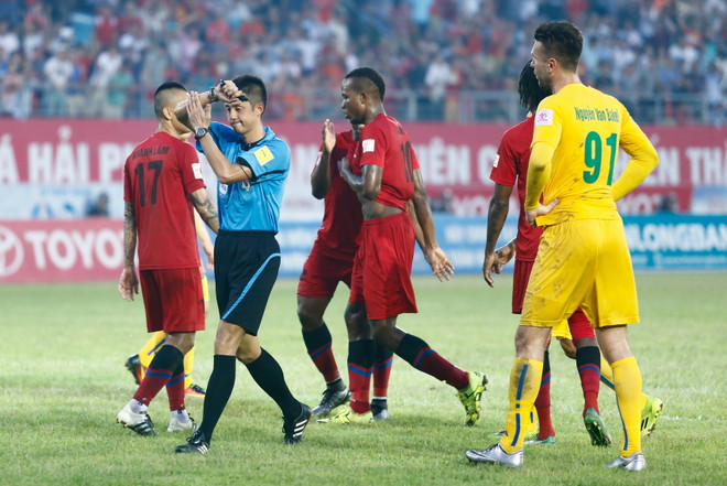 Trọng tài Okabe (áo xanh) trong tình huống thổi phạt đền Thanh Hóa tại vòng 22 V-League tối qua. (Ảnh: Minh Chiến/Vietnam+) Trọng tài ngoại thổi phạt đền gây tranh cãi trận Hải Phòng-Thanh Hóa ảnh 1