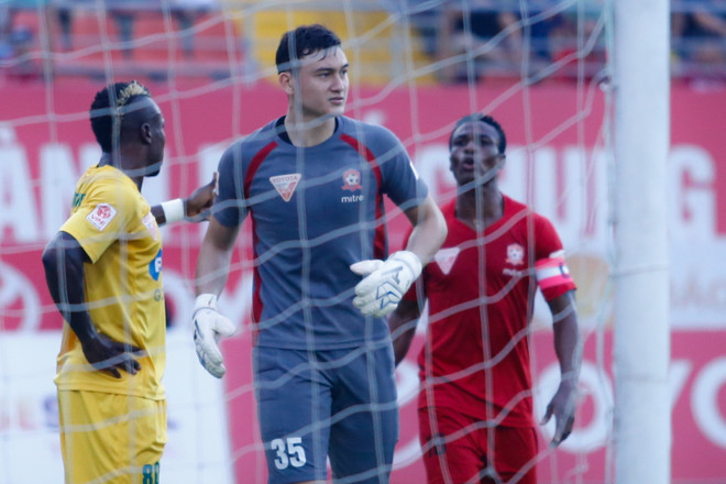 Cầu thủ Thanh Hóa cào rách ngực thủ môn Việt kiều Hải Phòng ảnh 2