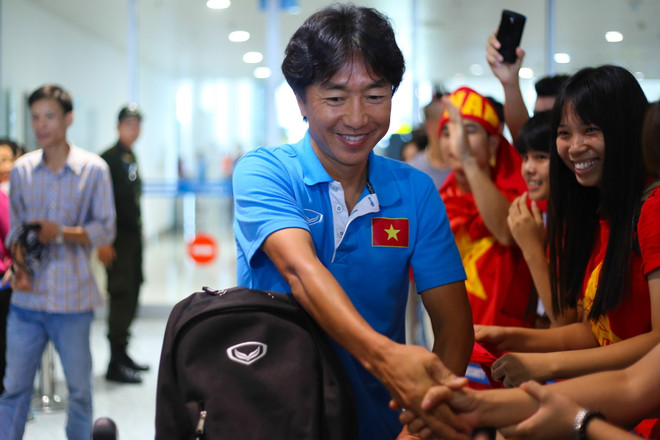 Ông Miura trở về trong vòng tay người hâm mộ Việt Nam. (Ảnh: Minh Chiến/Vietnam+) Ông Miura bất ngờ vì cổ động viên vẫn ủng hộ U23 Việt Nam ảnh 1