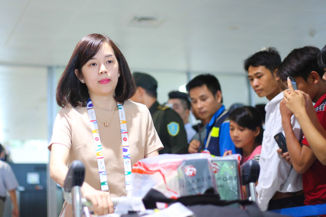 Trong thành phần tuyển U23 Việt Nam hạ cánh ở Nội Bài, bạn gái của Mạc Hồng Quân cũng có mặt. (Ảnh: Minh Chiến/Vietnam+) HLV Miura và U23 Việt Nam vẫn được chào đón như những người hùng ảnh 5